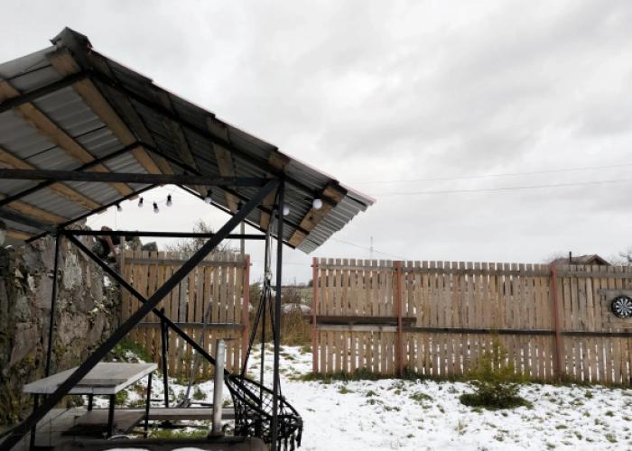 Chyorny Domik U Ozera Otradnoye Private House