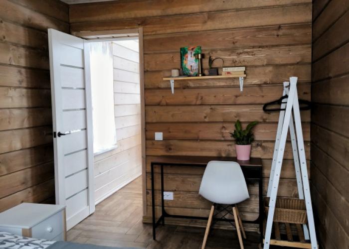 Chyorny Domik U Ozera Otradnoye Private House