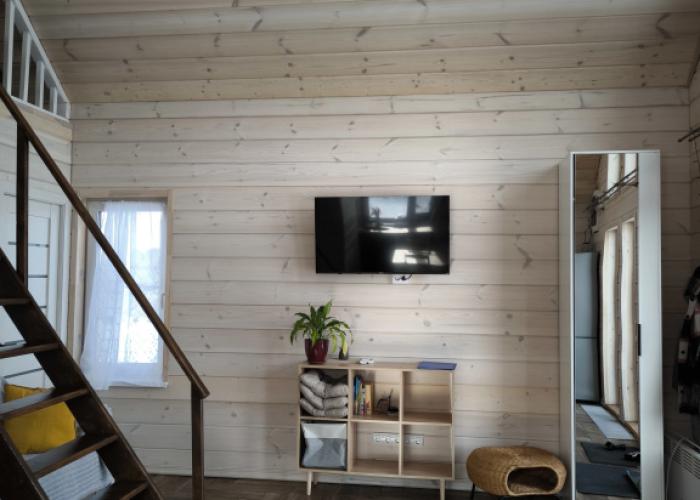Chyorny Domik U Ozera Otradnoye Private House