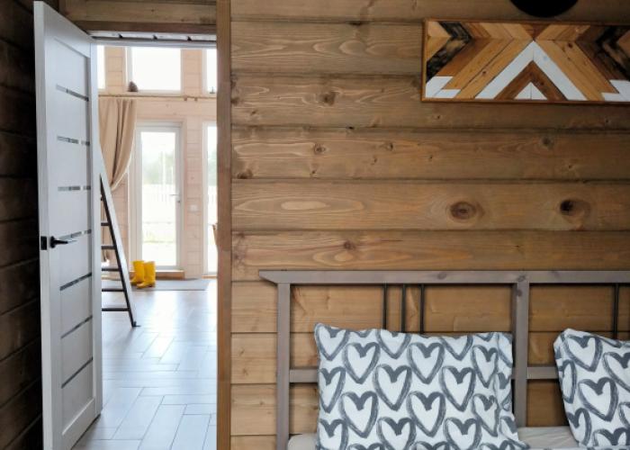 Chyorny Domik U Ozera Otradnoye Private House