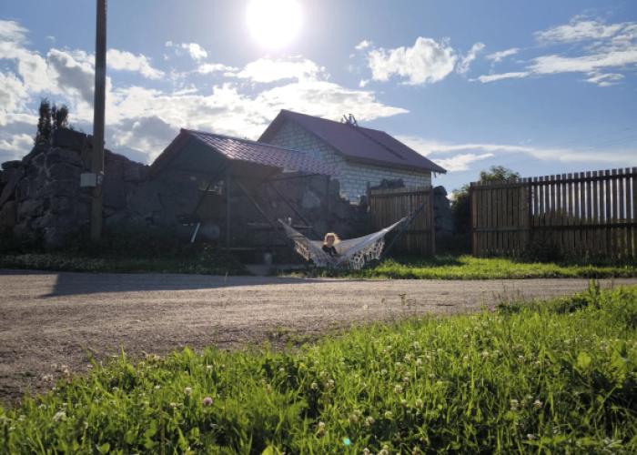 Chyorny Domik U Ozera Otradnoye Private House