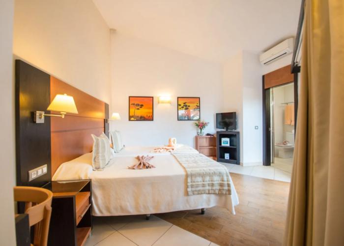 HL Miraflor Suites Hotel