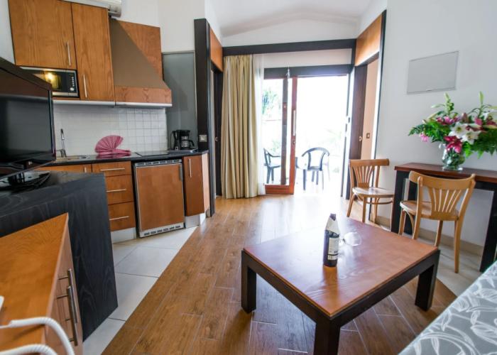 HL Miraflor Suites Hotel