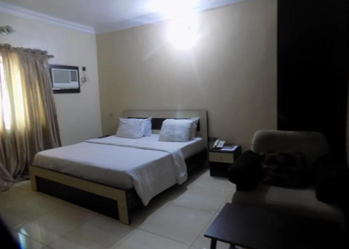 Moongate Hotel and Suites