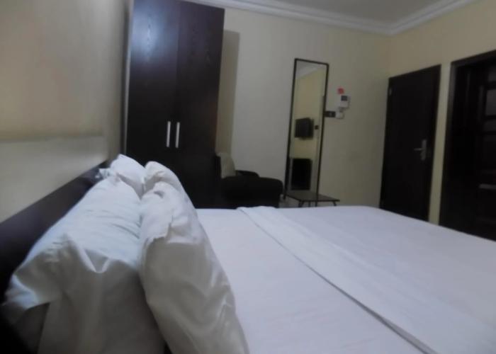 Moongate Hotel and Suites