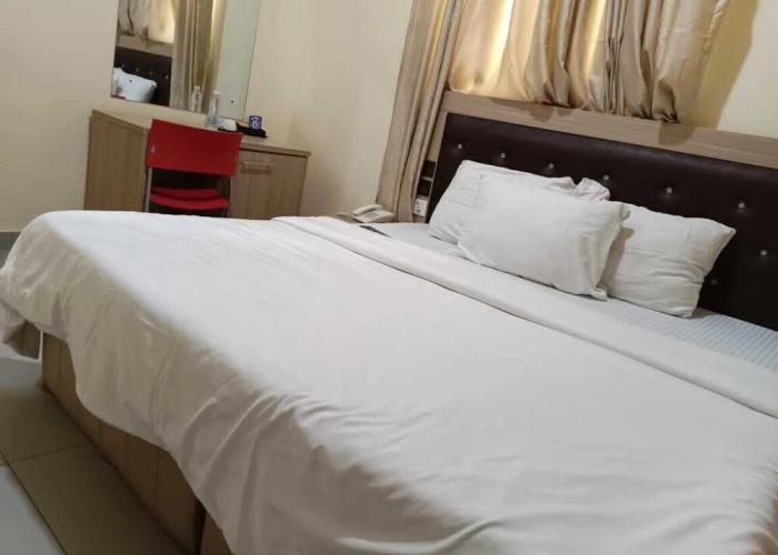 Eleventh House Hotel and Suites