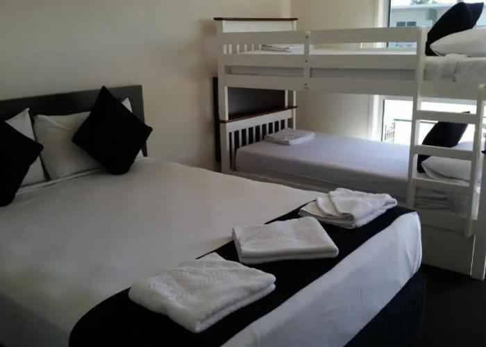 Dooleys Capella Tavern and Motel