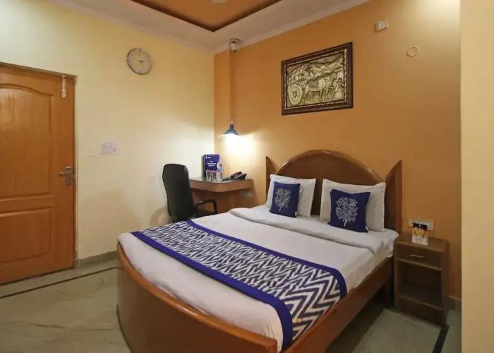 OYO 7147 Hotel Madhur Regency
