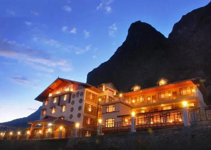 Yarlam Resort