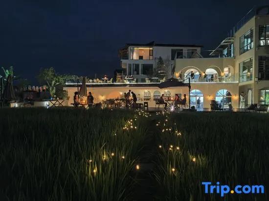 Puzhehei Qingmo Lakeview Resort Hotel