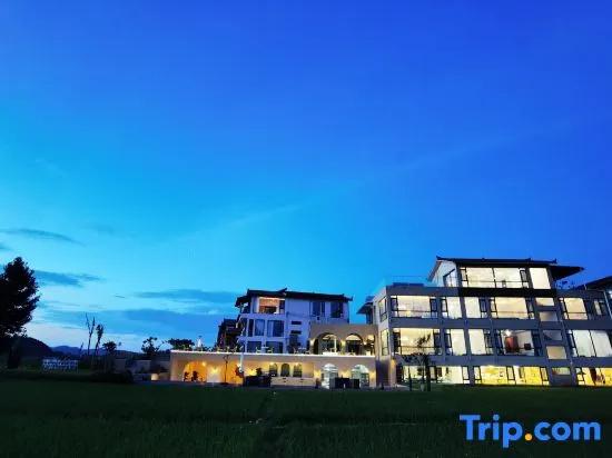 Puzhehei Qingmo Lakeview Resort Hotel