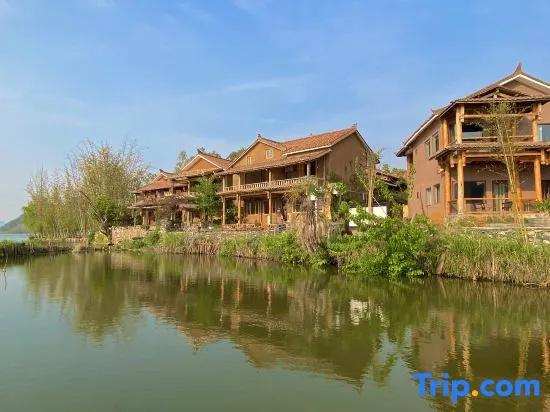 Puzhe hei Yunlu Lake View B & B