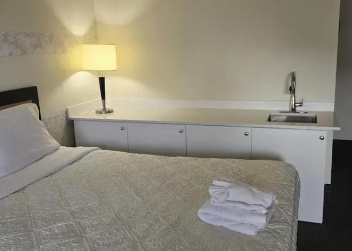 6032 Persepolis Inn