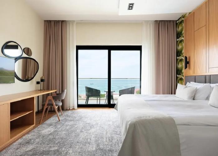 Raymoris Hotel