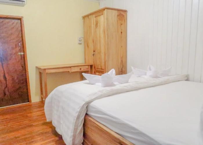 Phinisi Hostel Bira