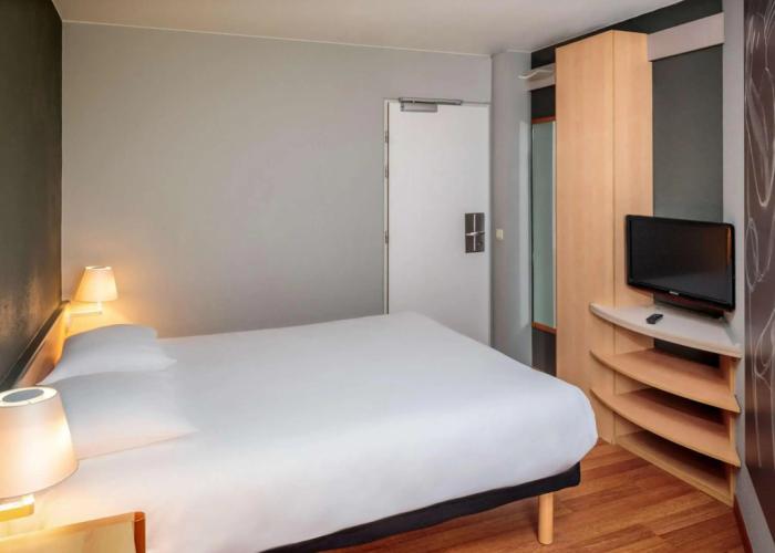 MOXY London Heathrow Airport