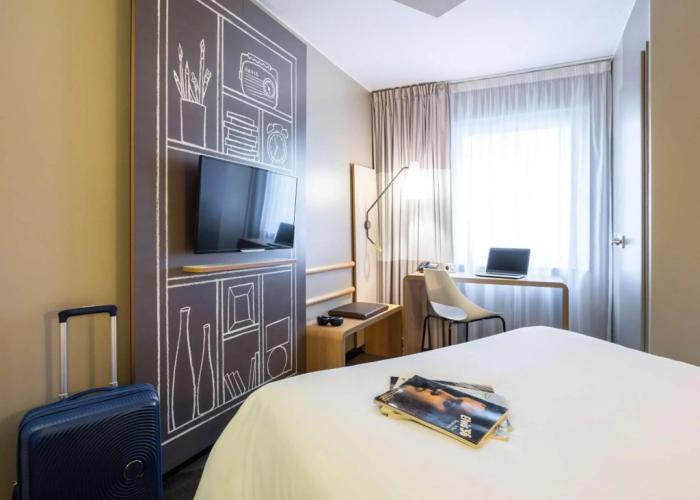 MOXY London Heathrow Airport