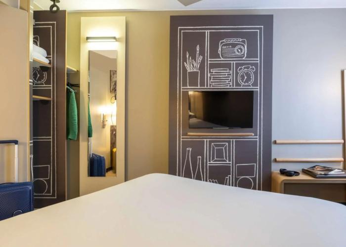 MOXY London Heathrow Airport