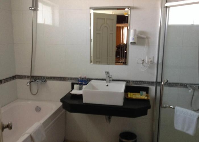 Classic Hoang Long Hotel