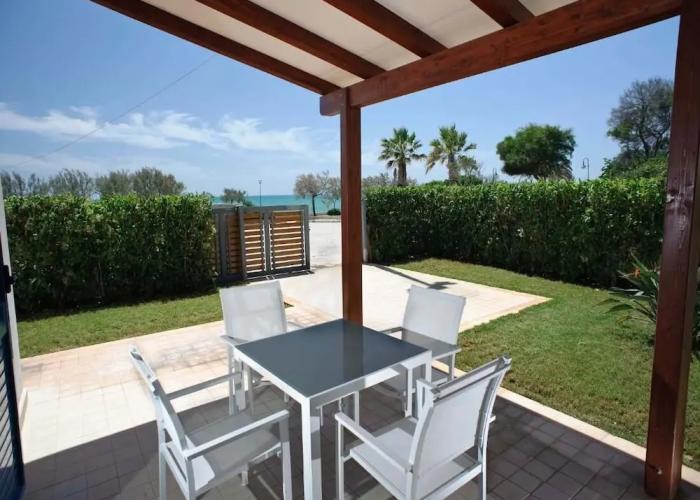 Dolce Mare 2 - Sea Front Apartment - Large Terrace - Wifi and Private Parking