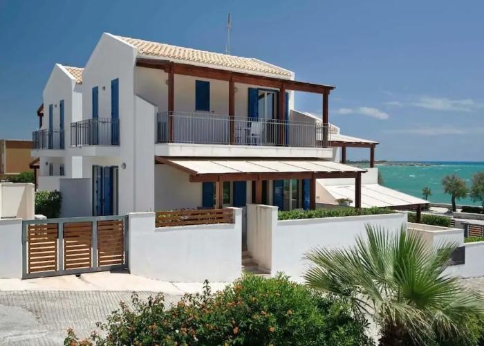 Dolce Mare 2 - Sea Front Apartment - Large Terrace - Wifi and Private Parking