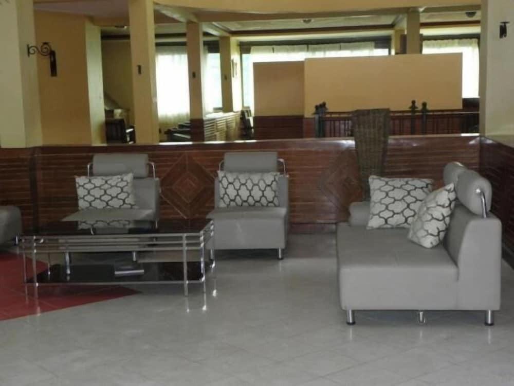 Bunyonyi Safaris Resort