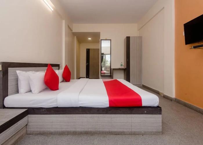 OYO 26206 Hotel Paras