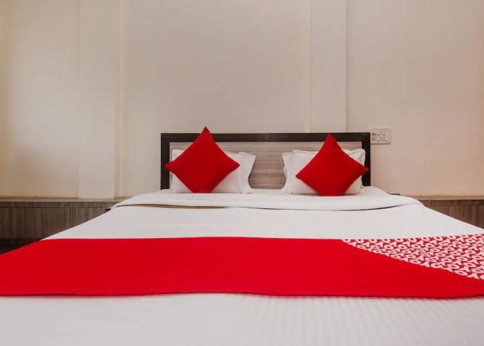 OYO 26206 Hotel Paras