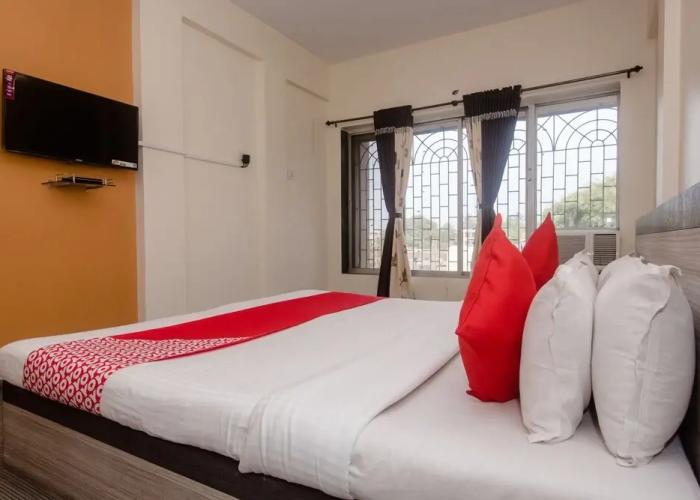 OYO 26206 Hotel Paras