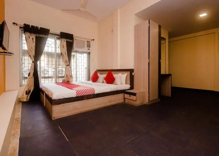 OYO 26206 Hotel Paras