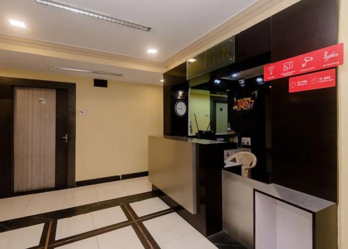 OYO 26206 Hotel Paras