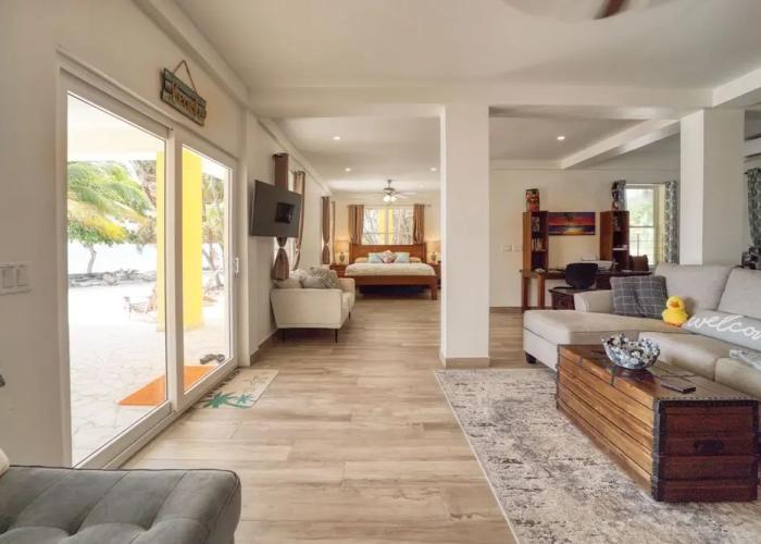 Lucky Duck Villa - Private Beach Escape