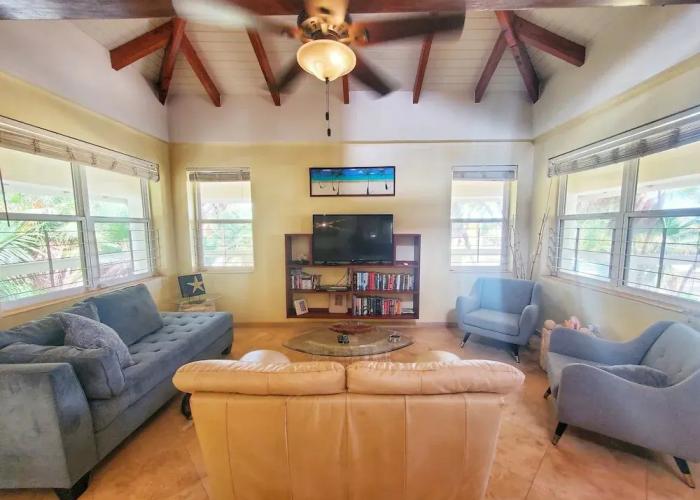 Lucky Duck Villa - Private Beach Escape