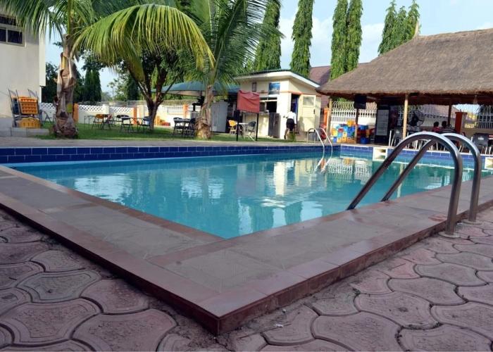 Franzy Suites And Lounge