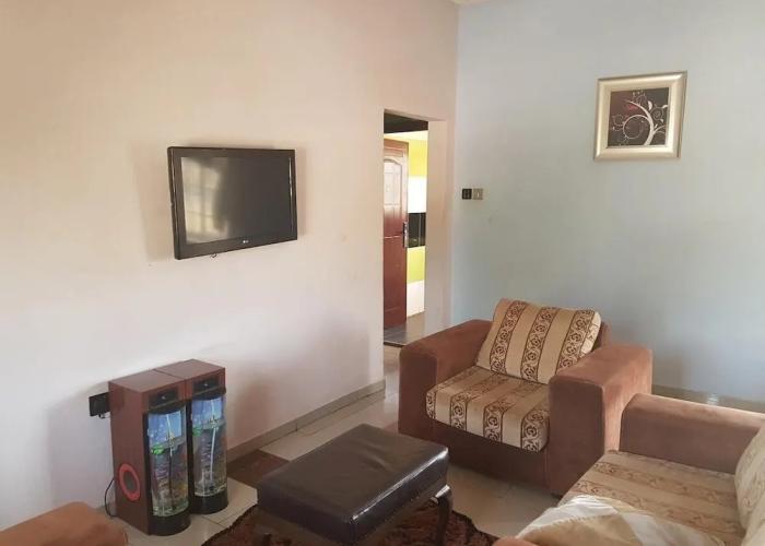 Franzy Suites And Lounge