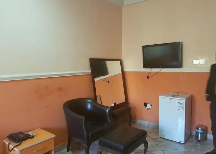 Franzy Suites And Lounge