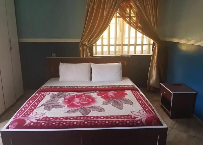 Franzy Suites And Lounge