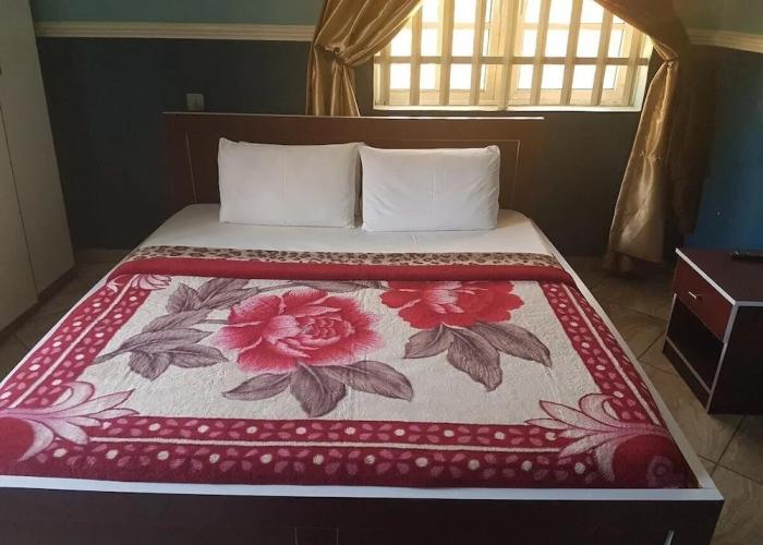 Franzy Suites And Lounge