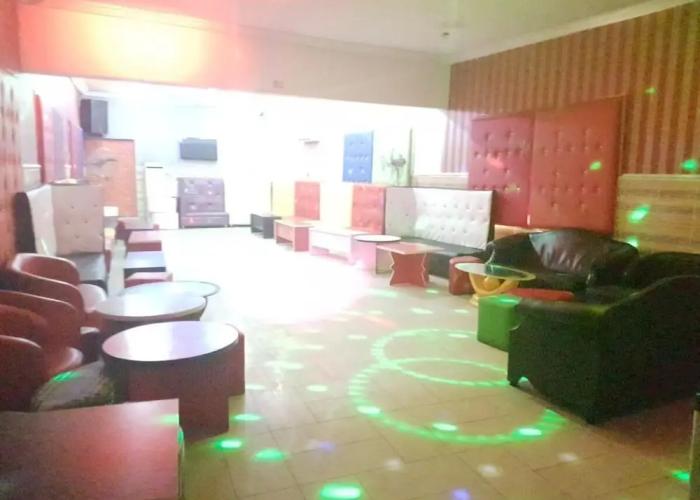 Franzy Suites And Lounge