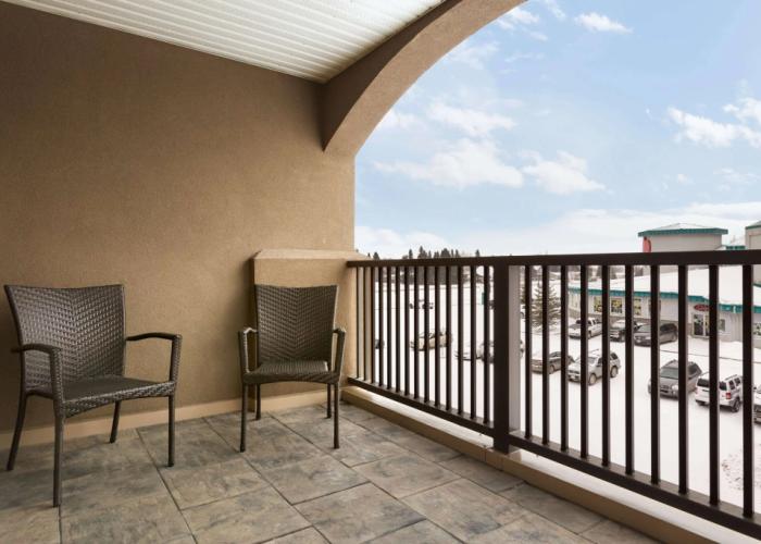Days Inn & Suites by Wyndham Brandon