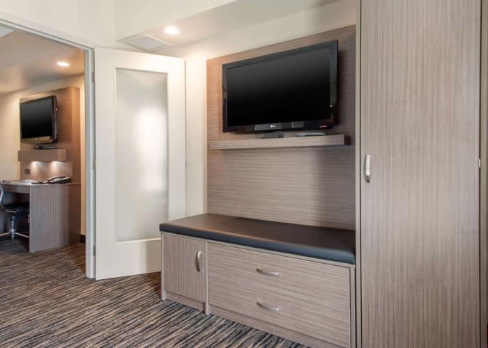 Clarion Hotel & Suites