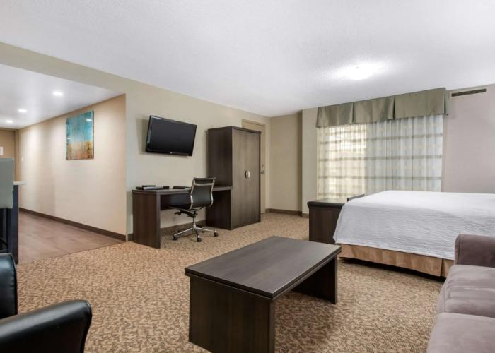 Clarion Hotel & Suites