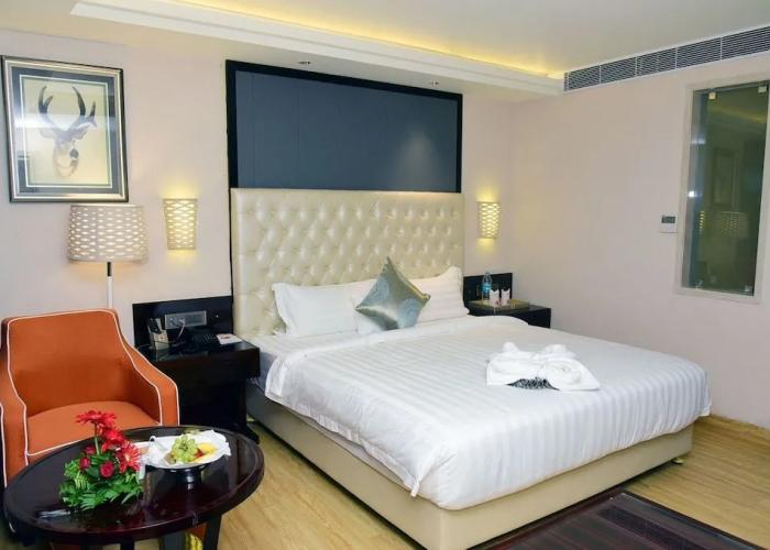 Om Clarks Inn Raebareli