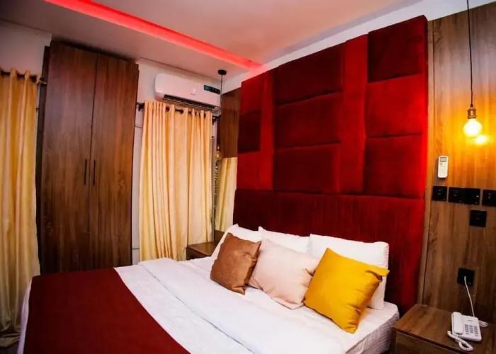Vic & J Lounge and Hotel