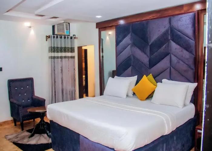 Vic & J Lounge and Hotel