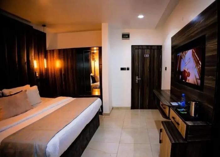 Vic & J Lounge and Hotel