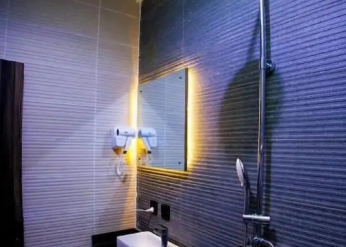 Vic & J Lounge and Hotel