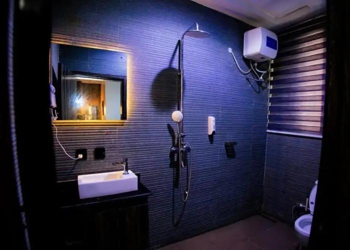 Vic & J Lounge and Hotel