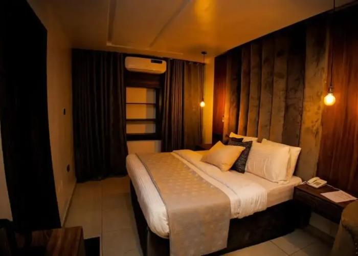 Vic & J Lounge and Hotel