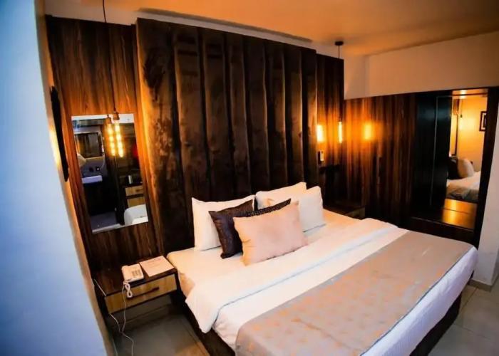 Vic & J Lounge and Hotel